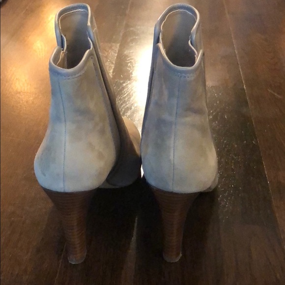 Banana republic light gray suede boot. Size 7.5 - Picture 3 of 5